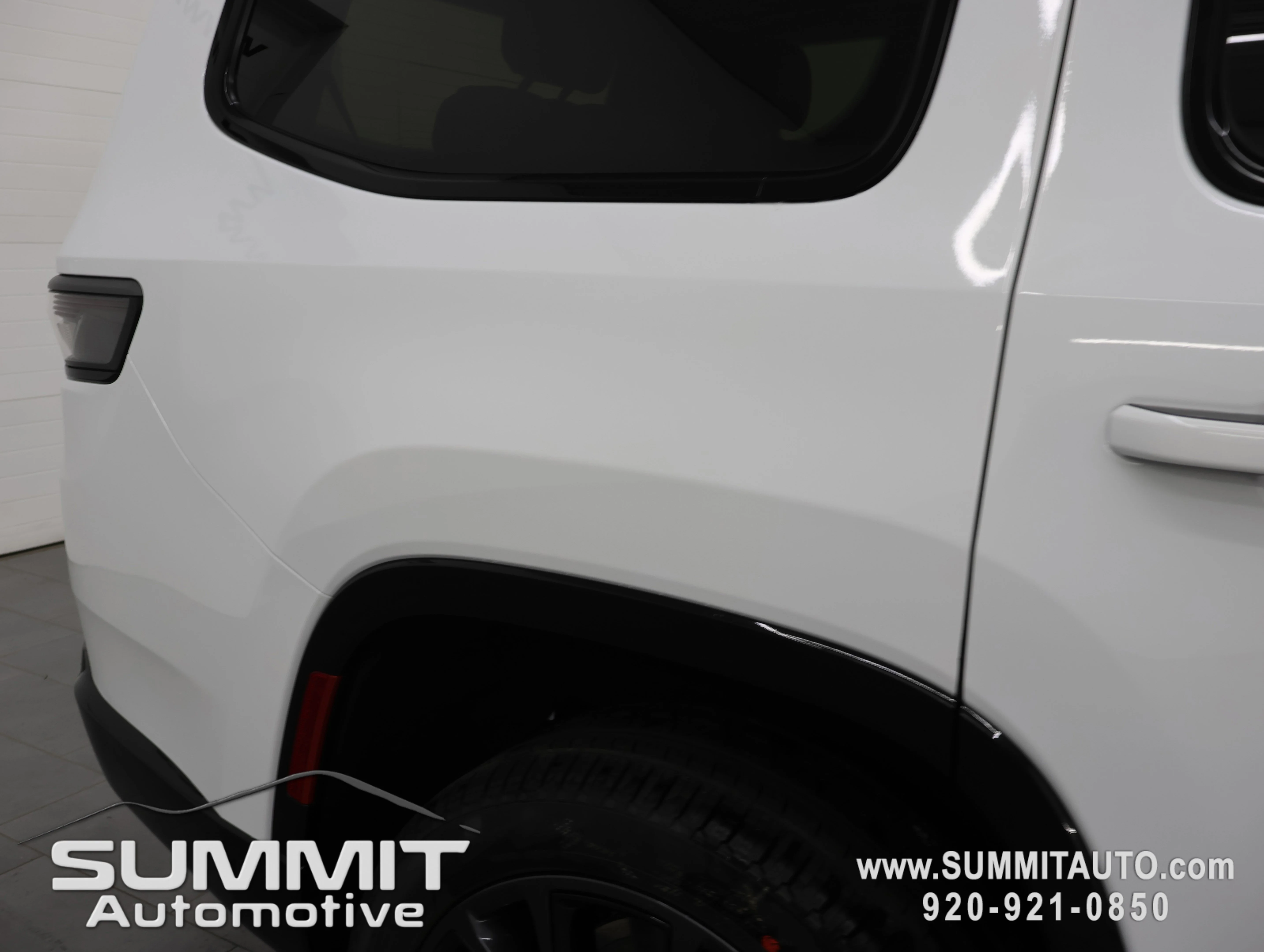 New 2026 Bright White Clear-Coat Exterior Paint Jeep Summit Obsidian image 30