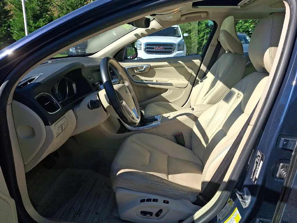 Used 2015 Blue Volvo T5 Premier image 12