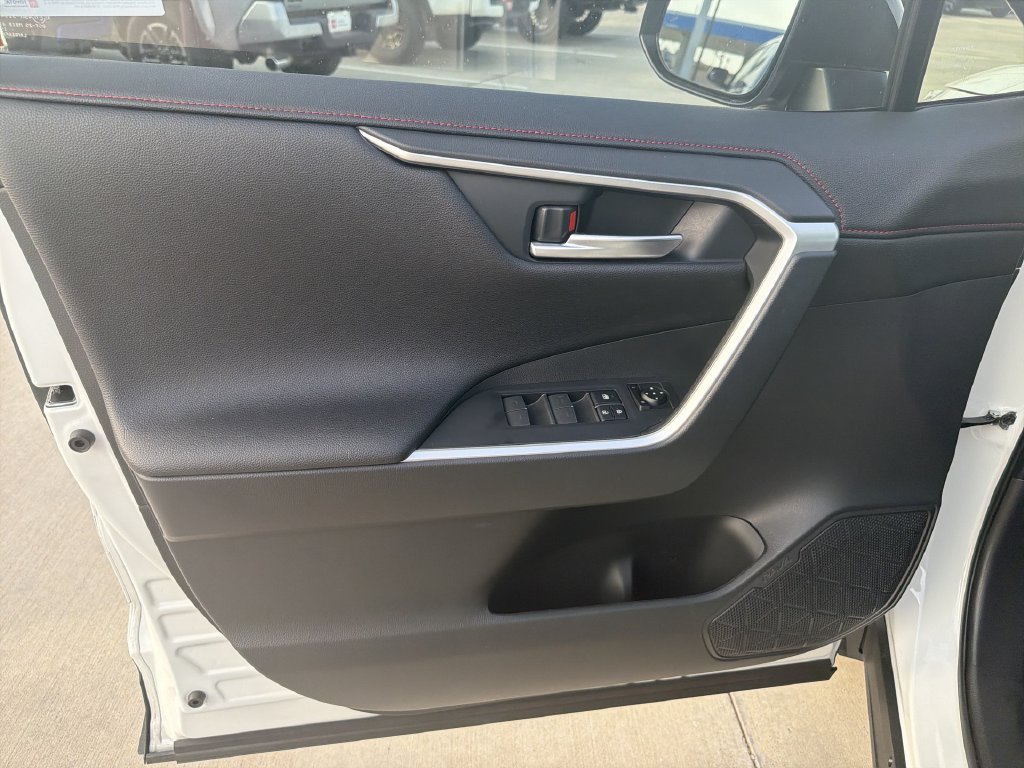 2025 Toyota RAV4 XSE - Photo 9