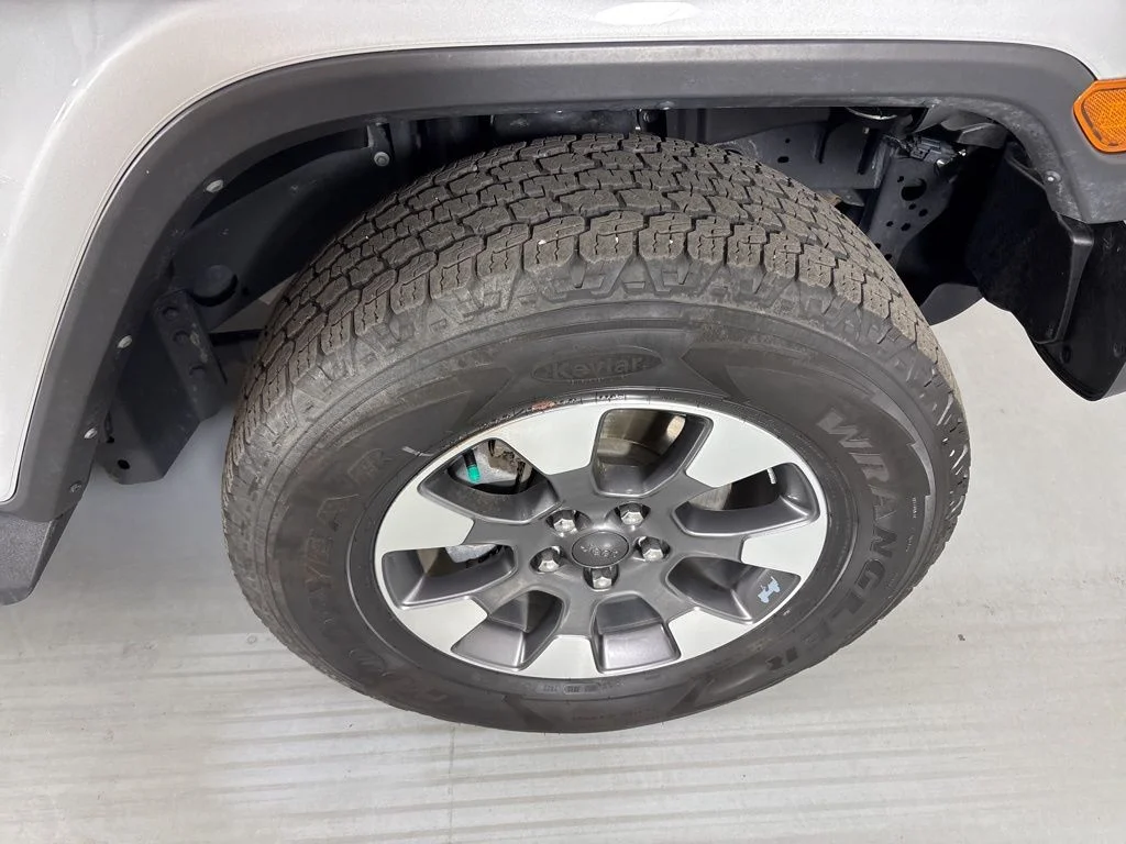 Used 2022 Silver Zynith Clearcoat Jeep Unlimited Sahara image 11