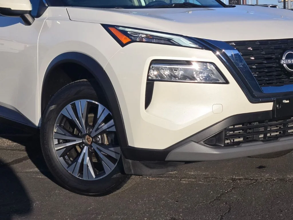 Used 2023 White Nissan SV image 3