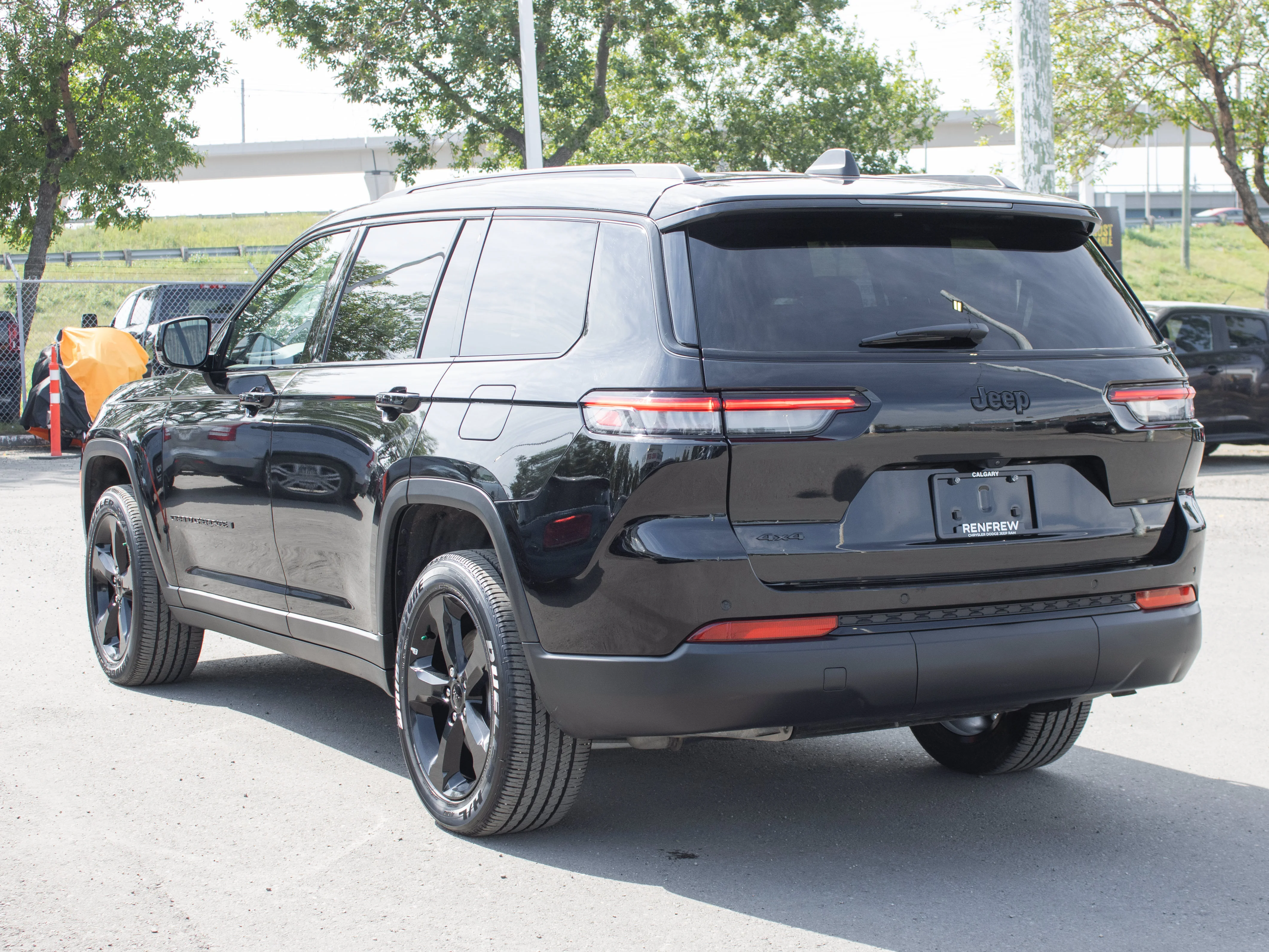 Used 2024 Black Jeep Altitude* | 3rd Row | Capri Leatherette & Suede Seats | Power Sunroof | Heated Seats & Steering Whee image 14