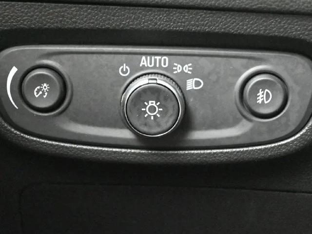 Used 2020 White Buick Select image 24