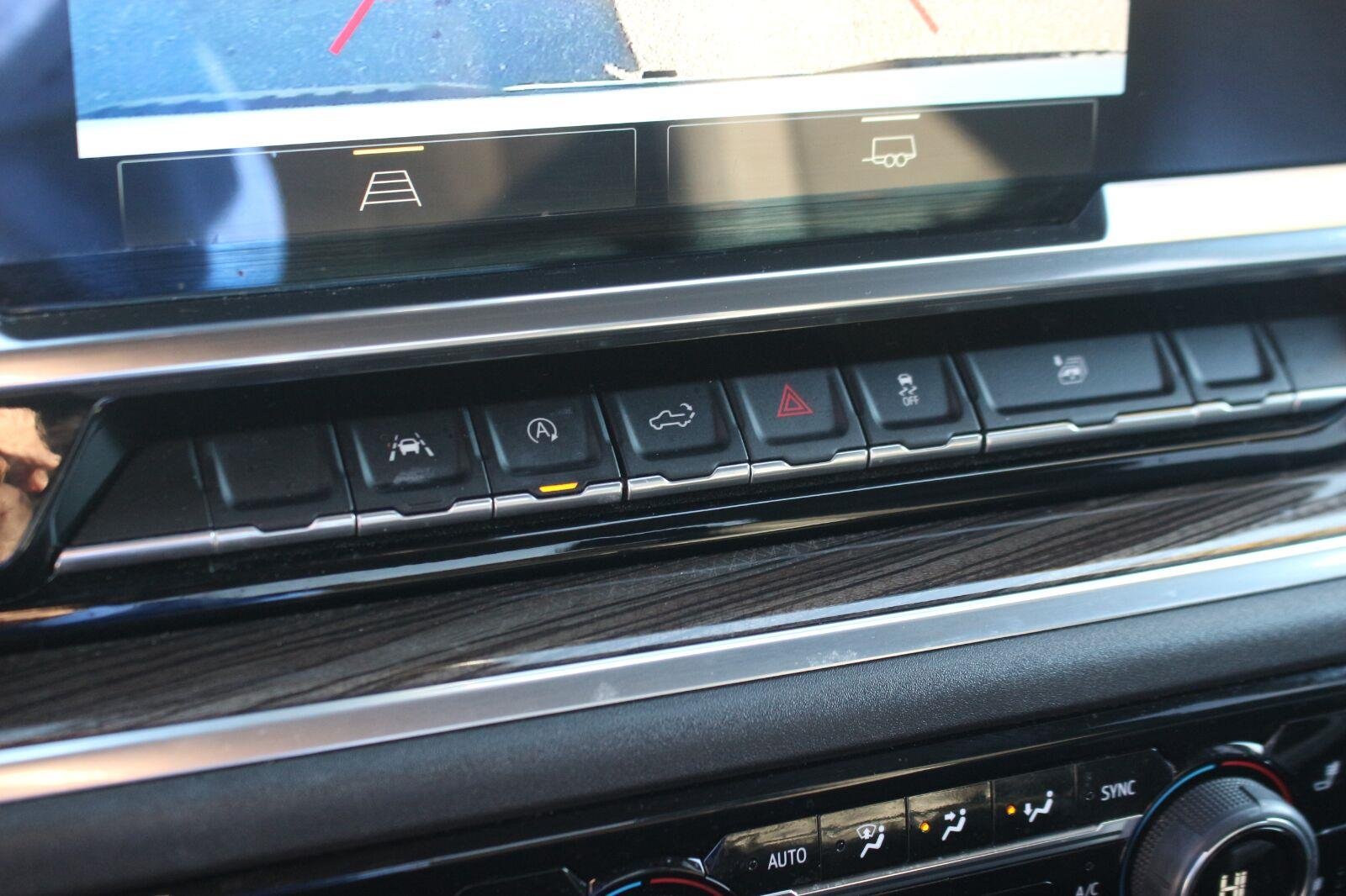 Used 2022 SUMMIT WHITE Chevrolet LT image 25