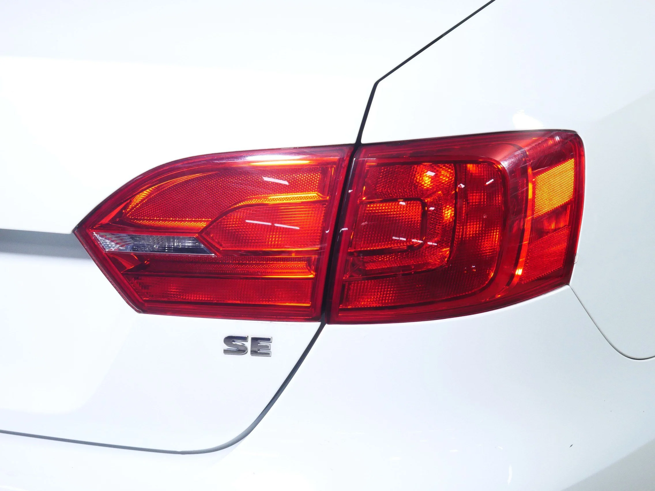 Used 2014 Candy White Volkswagen SE w/Connectivity/Sunroof image 17