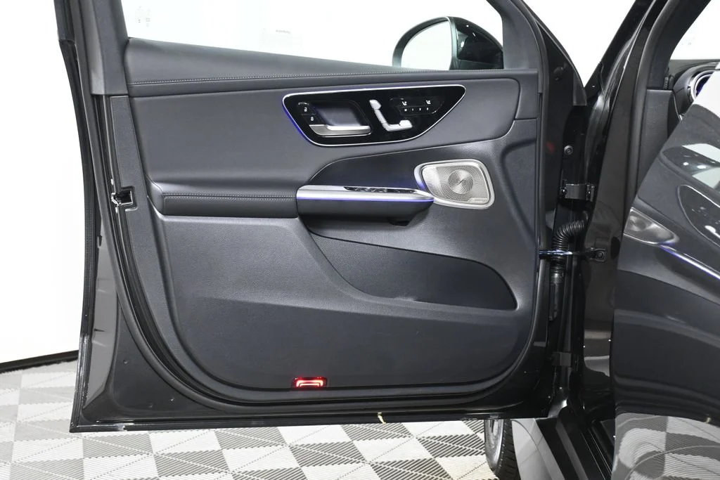 Used 2026  Mercedes-Benz GLC 300 image 23
