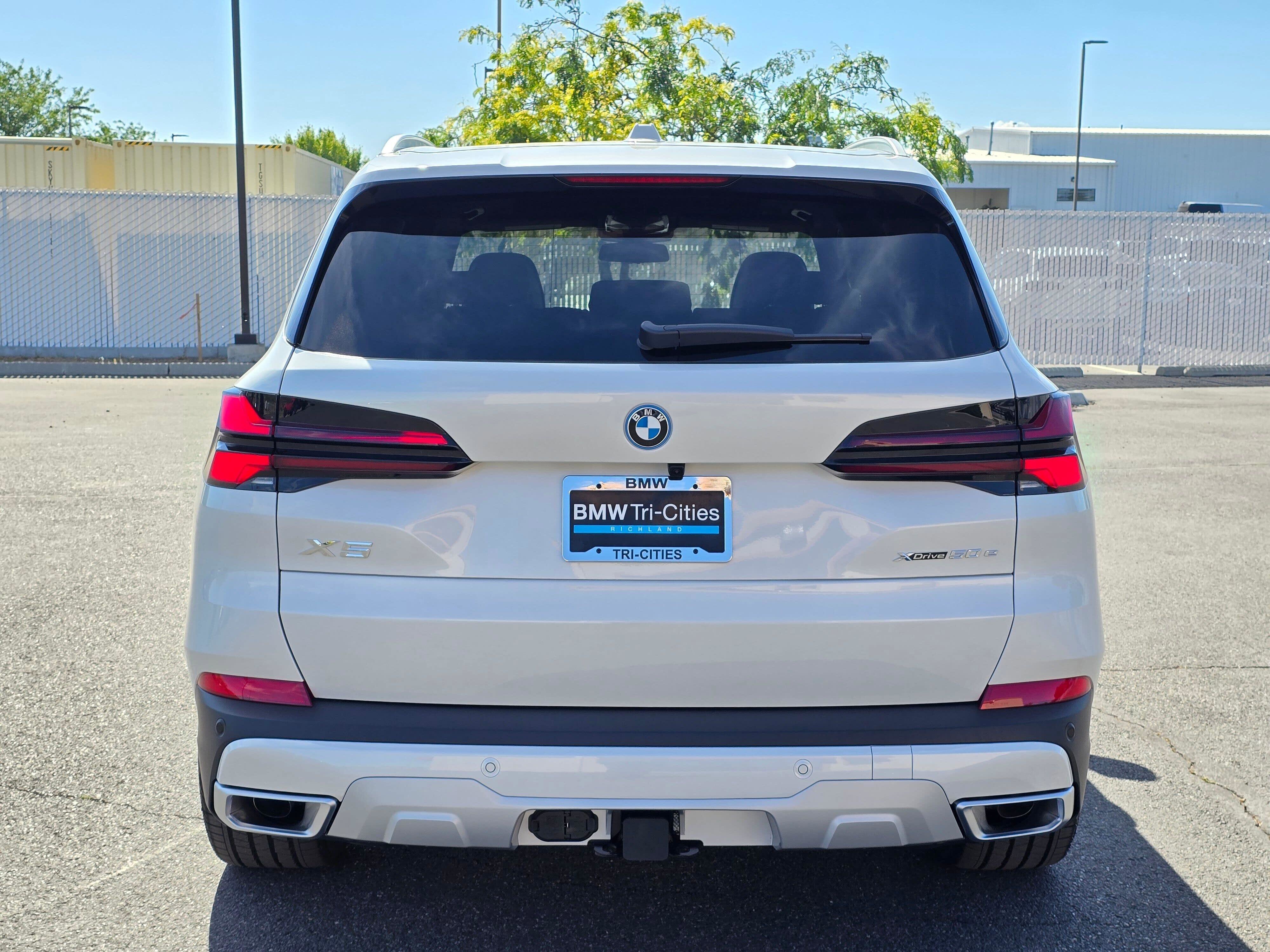 New 2026 Mineral White Metallic BMW xDrive50e image 5