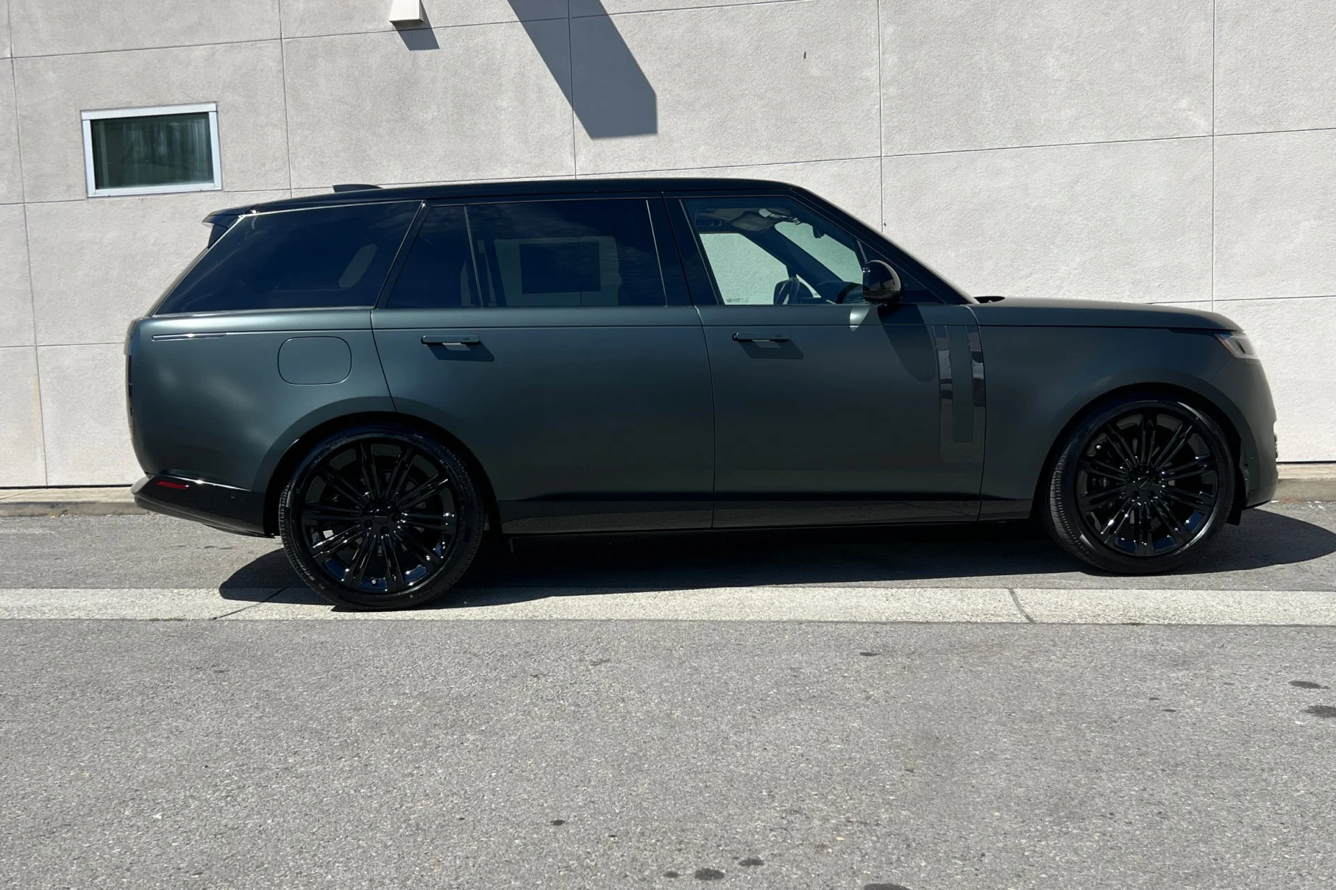 New 2026 Belgravia Green Land Rover SE image 8
