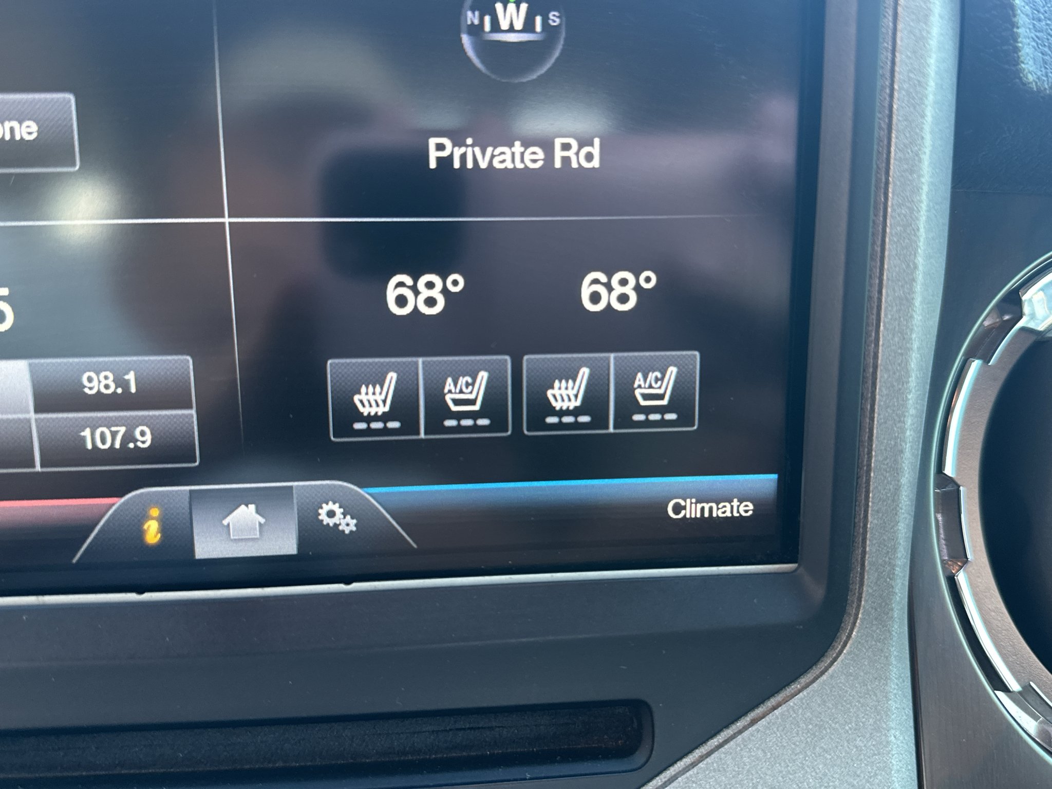 Used 2016 White Platinum Metallic Tri-Coat Ford LARIAT image 24