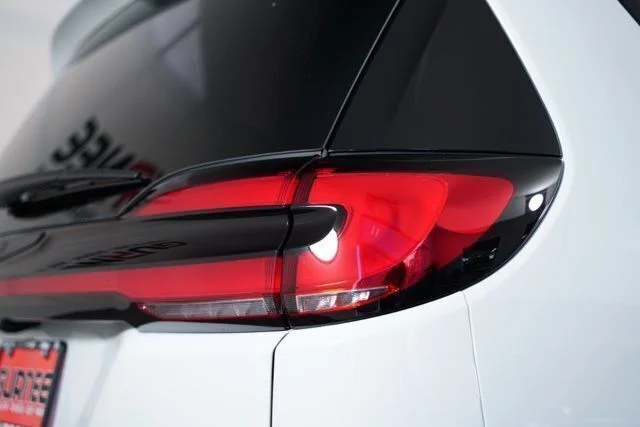 New 2026 Bright White Clear-Coat Exterior Paint Chrysler Limited image 37