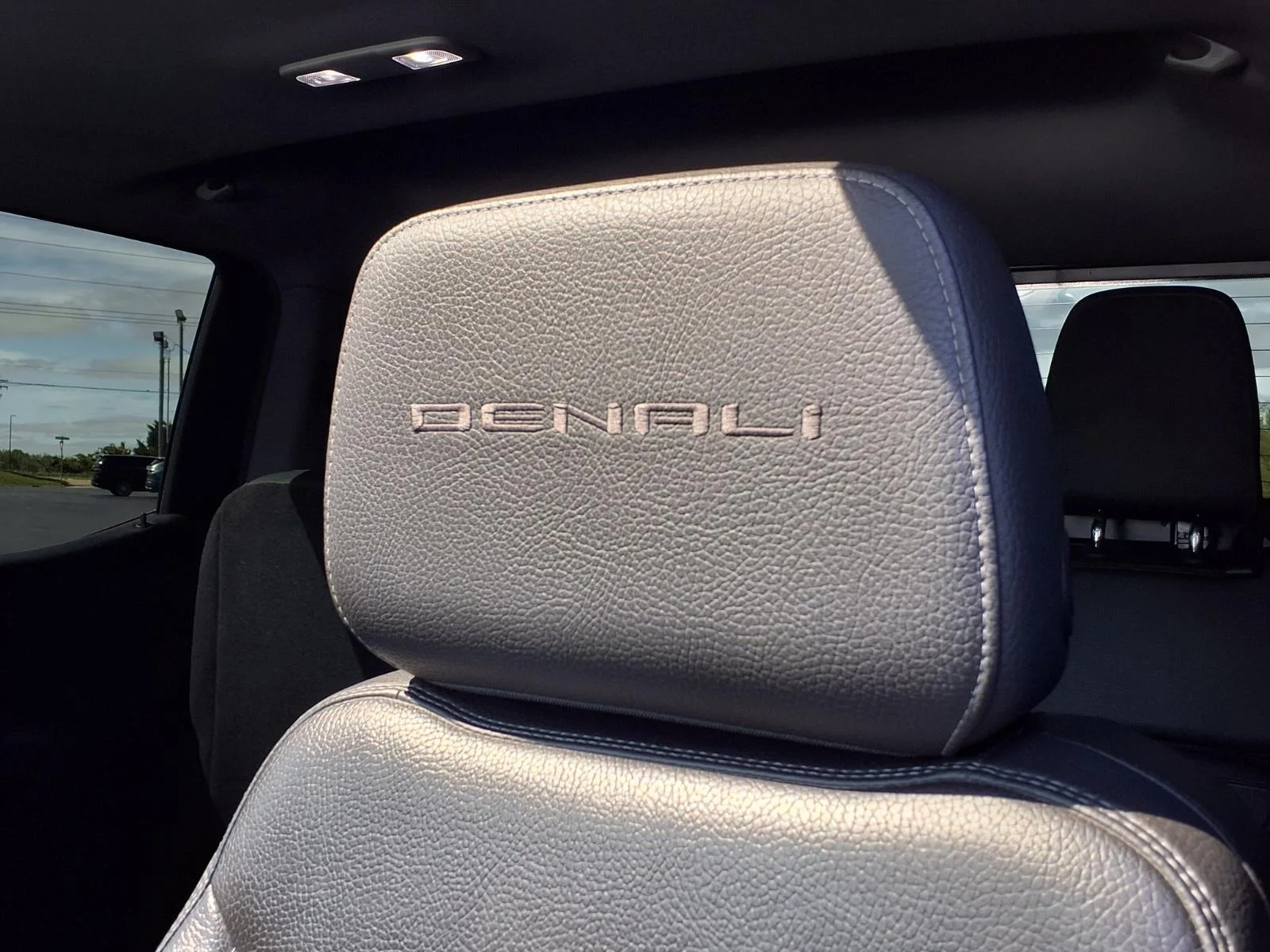 Used 2019 White GMC Denali image 22