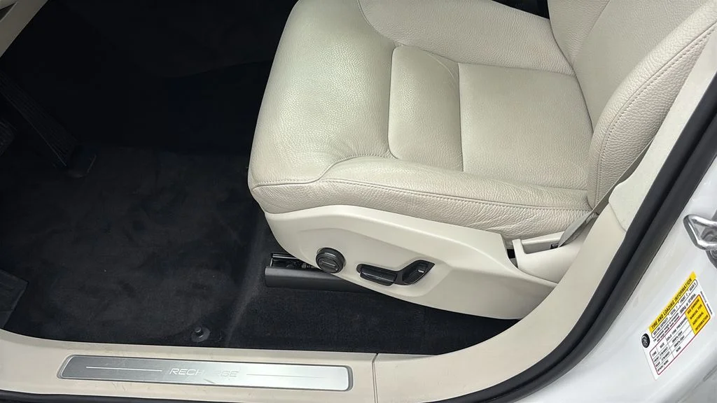 Certified Used 2023 White Volvo T8 Plus Bright Theme 7 Passenger image 25