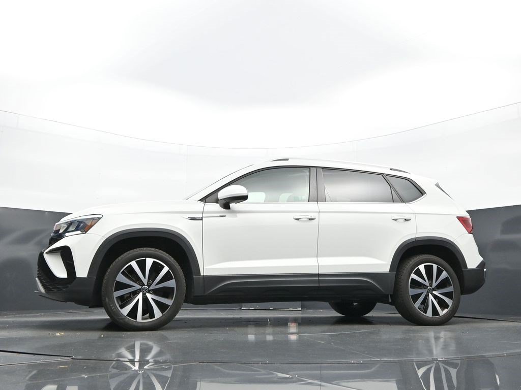 Used 2023 Pure White Volkswagen SE image 21