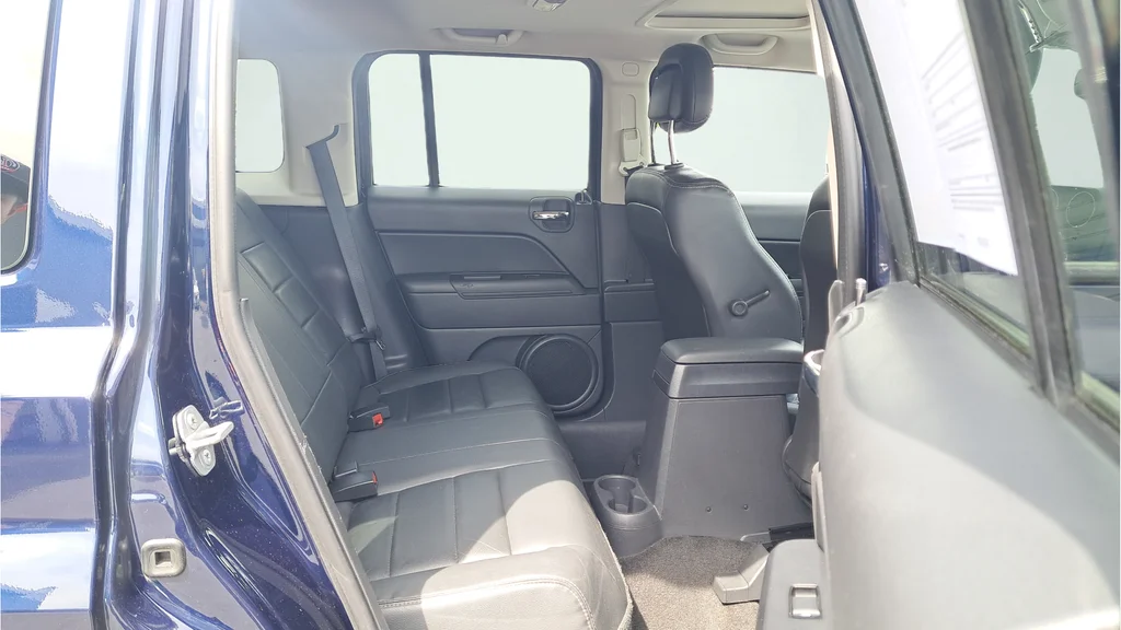 Used 2015 Blue Jeep Latitude image 14