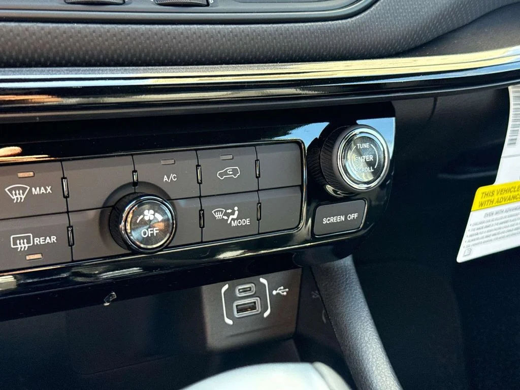 New 2026 White Jeep Latitude image 27