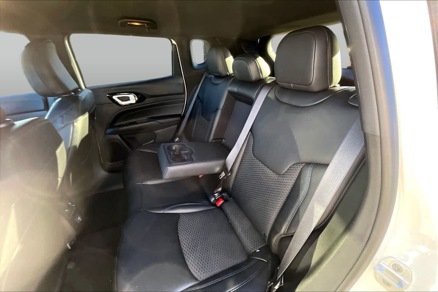 New 2026 Bright White Clear-Coat Exterior Paint Jeep Latitude Altitude image 18