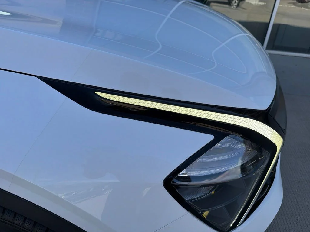 Used 2023 White Kia X-Line image 9