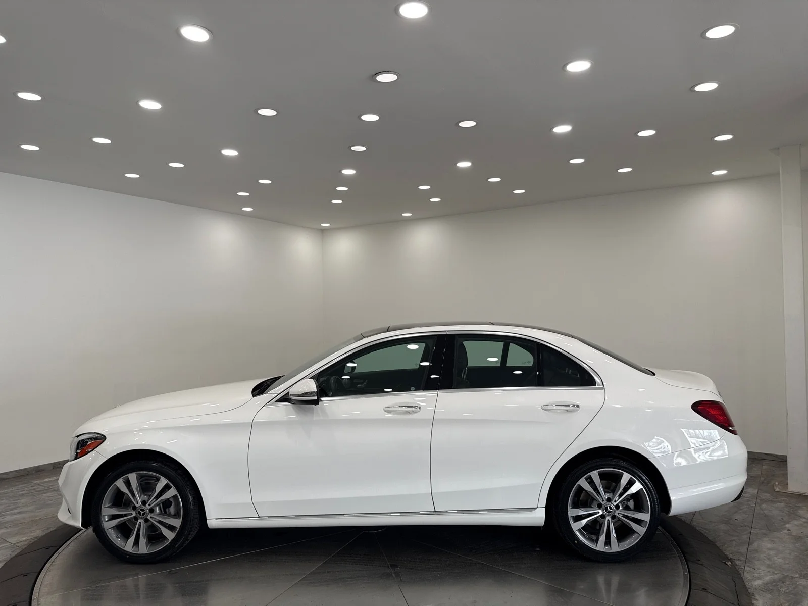 Used 2019 Polar White Mercedes-Benz 300 4MATIC® image 4