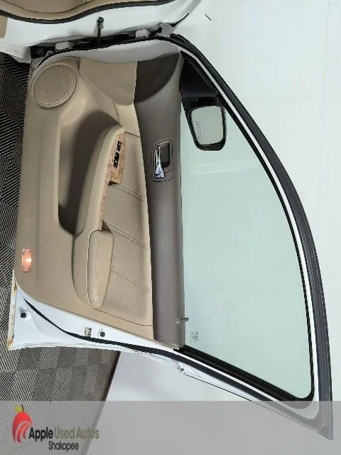 Used 2005 White Honda EX-L image 25