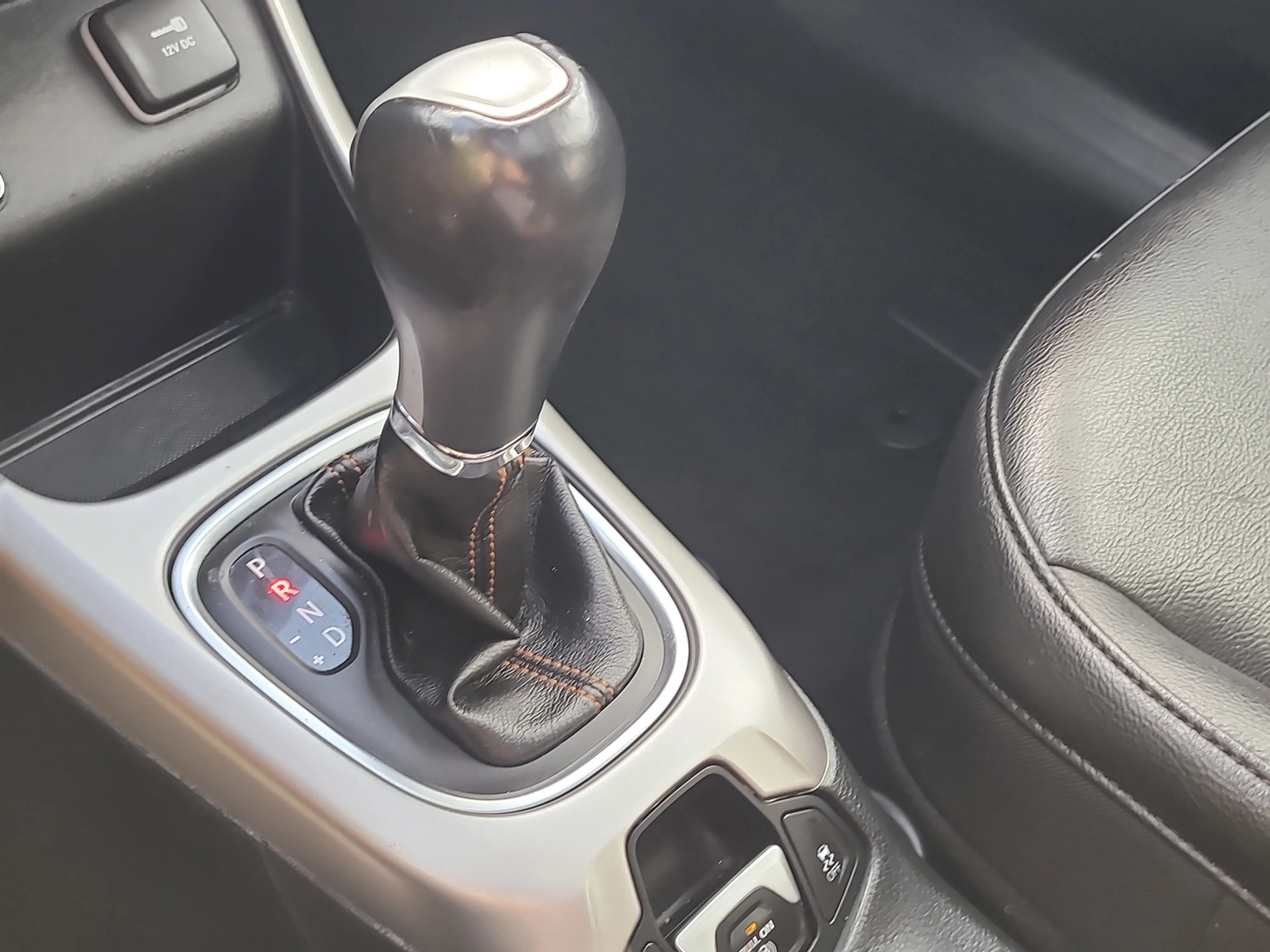 Used 2018 White Clearcoat Jeep Latitude image 37