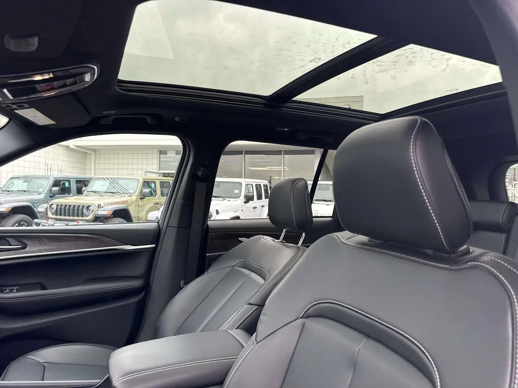 New 2026 Bright White Clear-Coat Exterior Paint Jeep Limited image 24