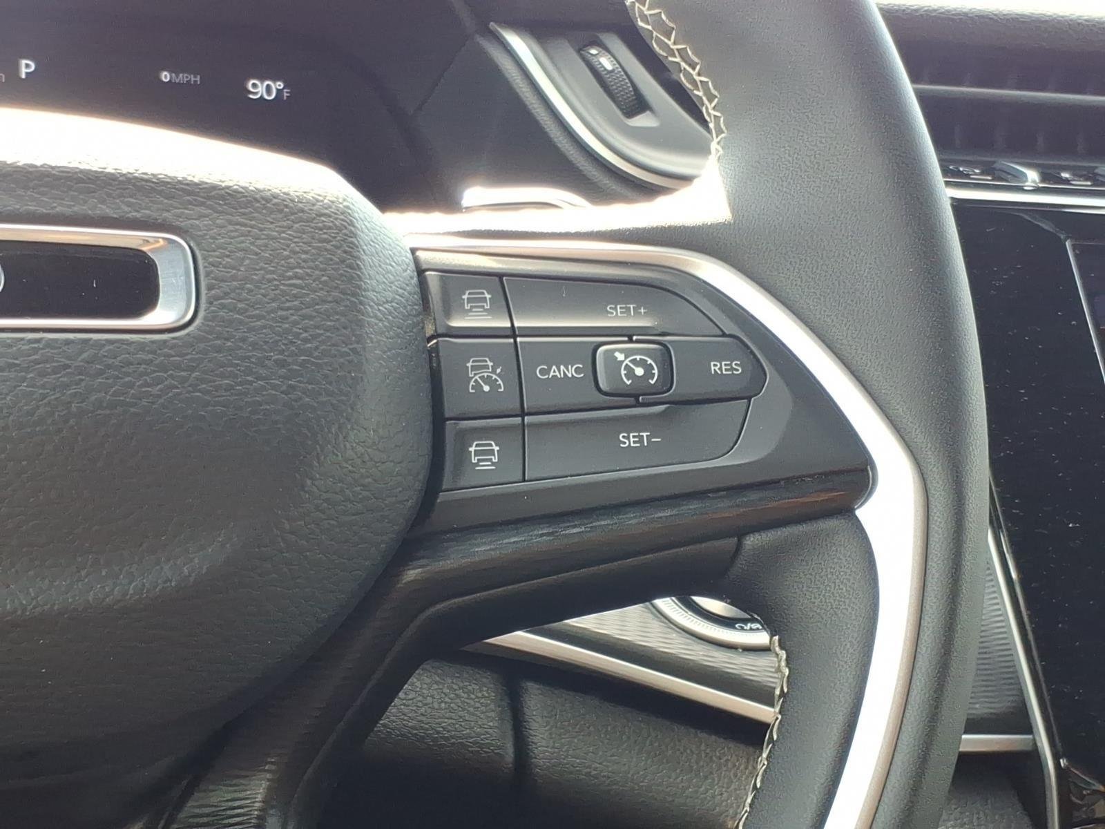 Used 2025 Diamond Black Crystal Pearlcoat Jeep Altitude image 25