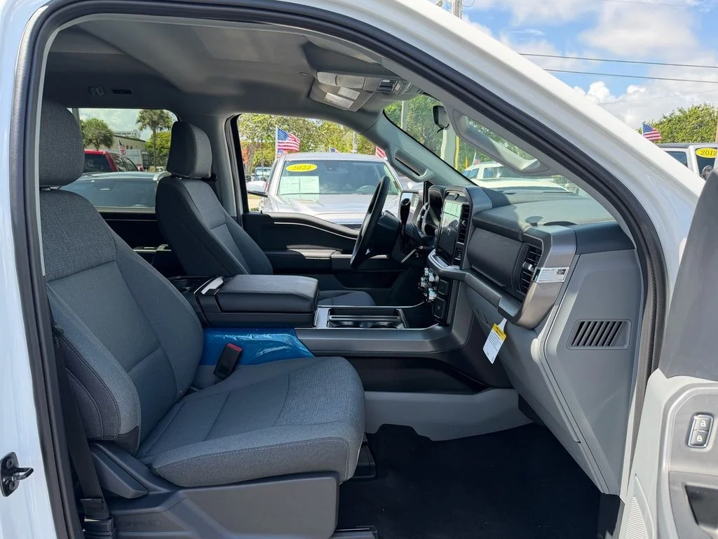 New 2026 Oxford White Ford XLT image 7