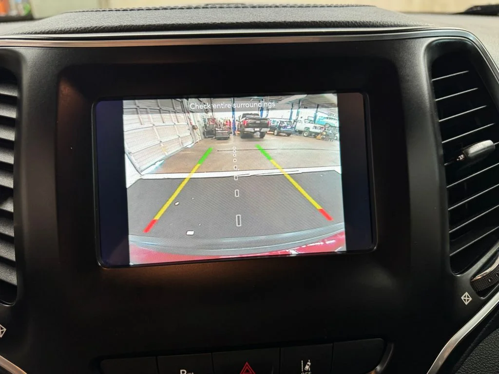 Used 2021 Red Jeep Altitude image 22