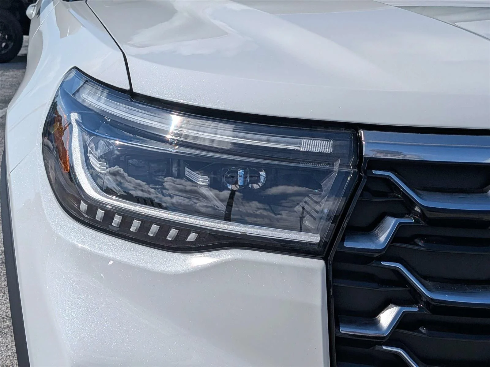 New 2026 Star White Metallic Tri-Coat Ford Platinum image 9
