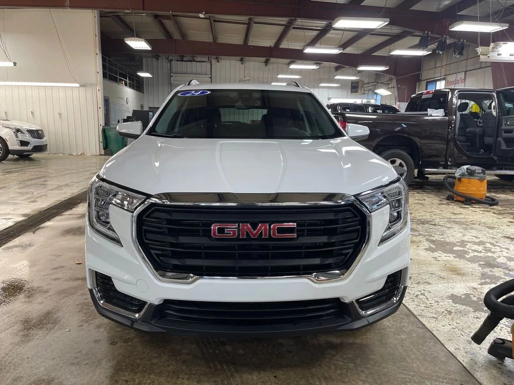 Used 2024 White GMC SLE image 8