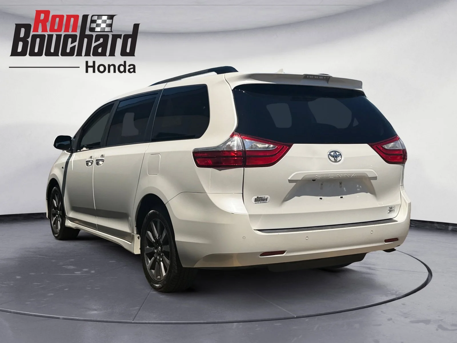 Used 2018 Super White Toyota XLE Premium image 4