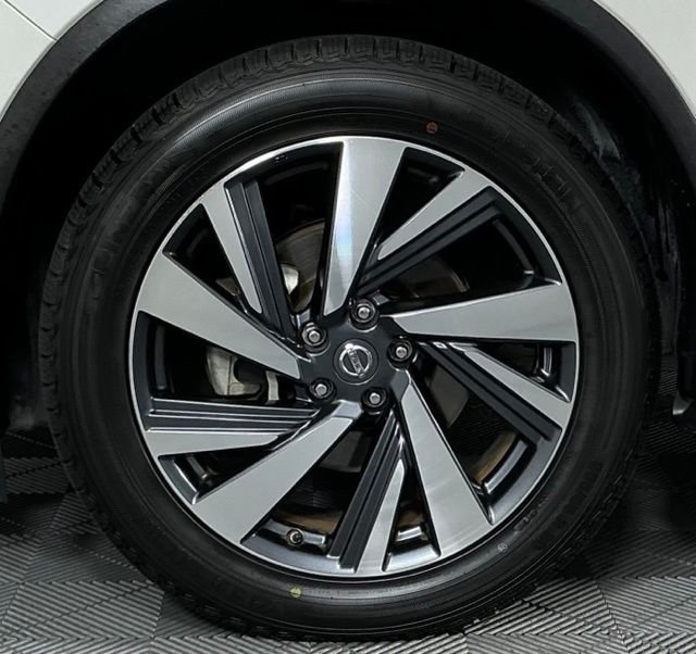Used 2018 White Nissan Platinum image 11