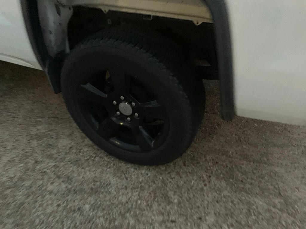Used 2015 White GMC Base image 22