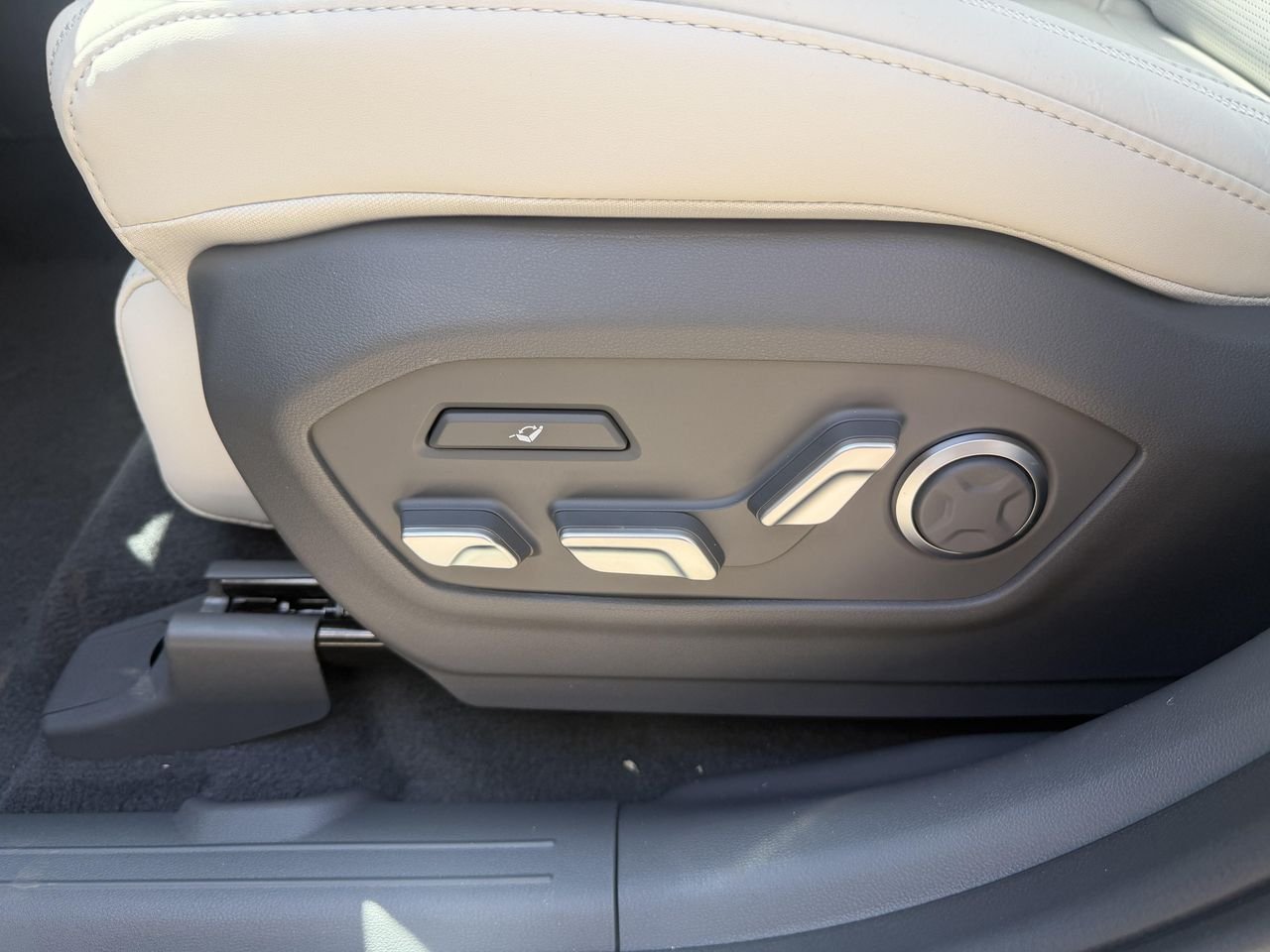 New 2026 Shimmering Silver Pearl Hyundai Calligraphy AWD image 35