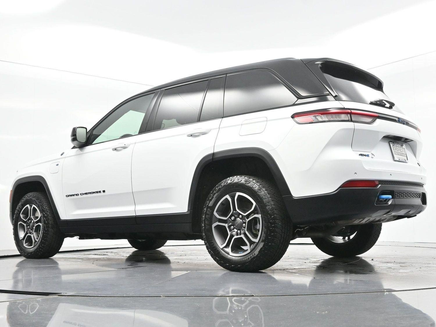 Used 2022 Bright White Clearcoat Jeep Trailhawk image 50
