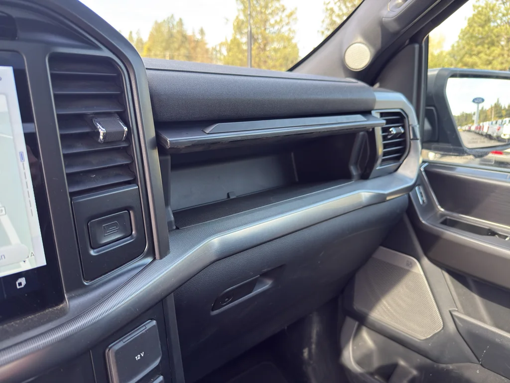 Used 2025 Gray Metallic Ford LARIAT image 25