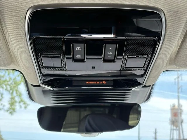 Used 2025 White Land Rover SE image 15