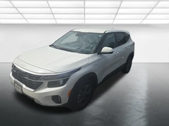 Used 2024 White Kia LX image 5