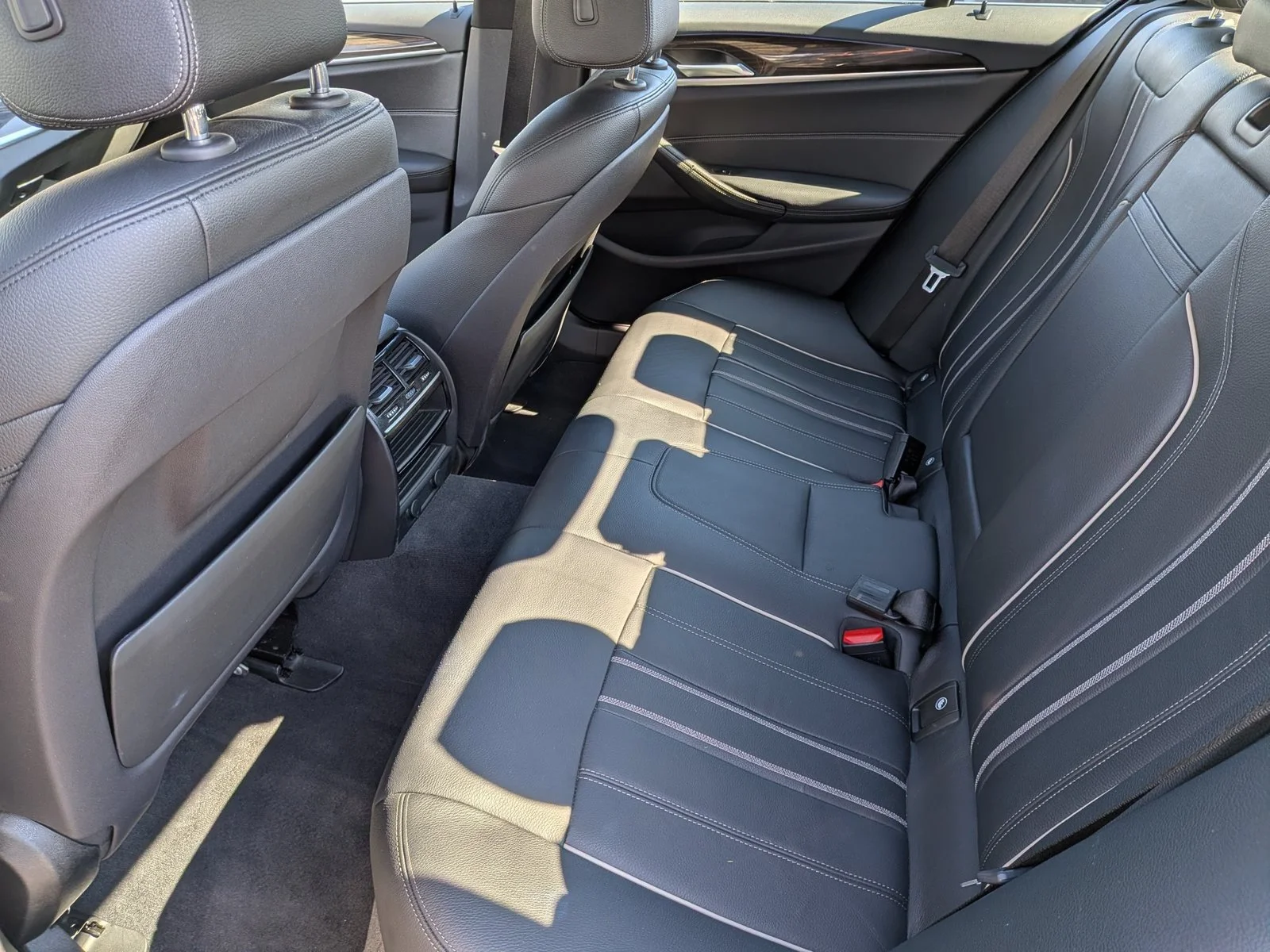Used 2019 Dark Graphite Metallic BMW 530e iPerformance image 20
