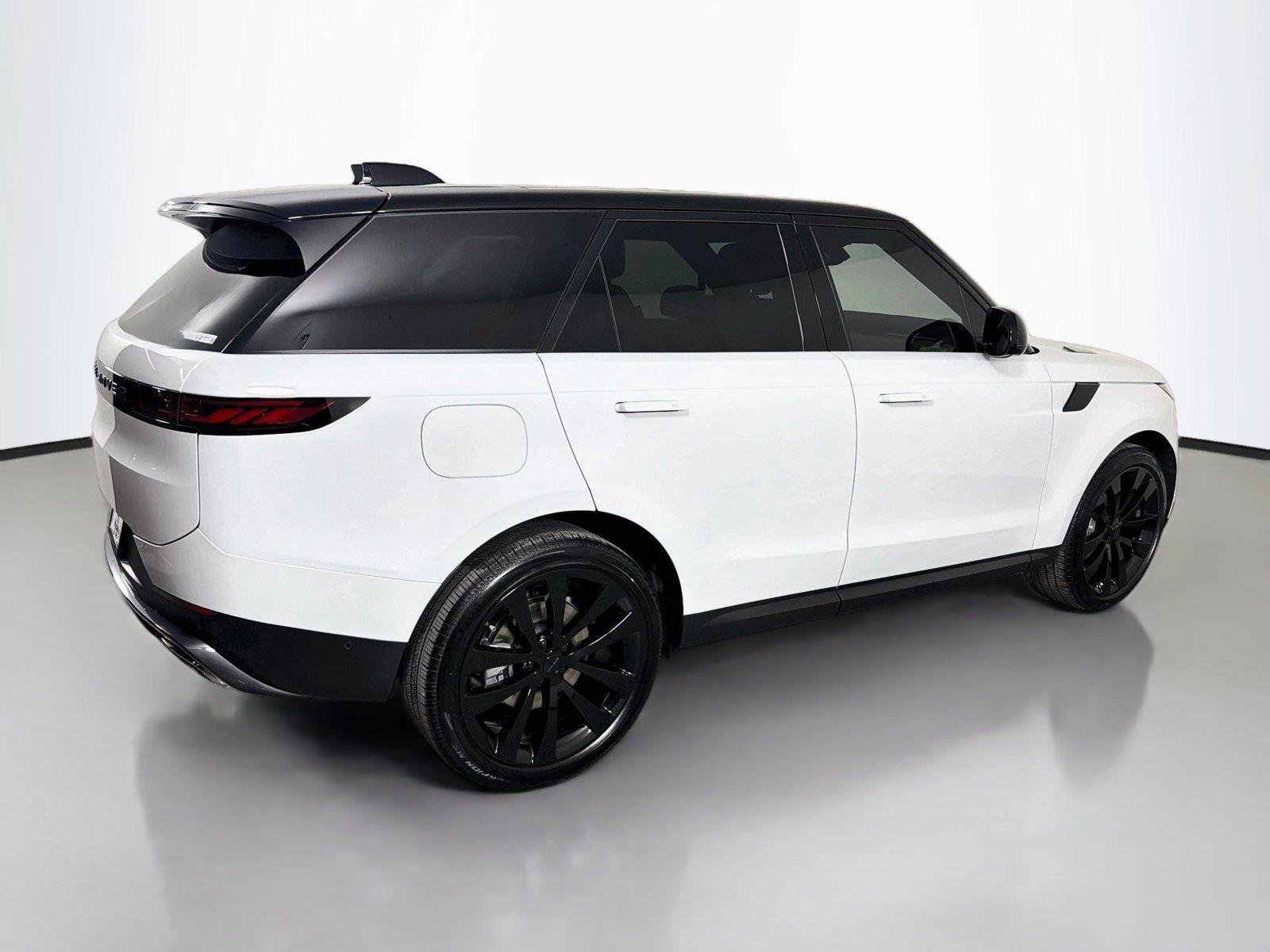New 2026 Fuji White Land Rover SE image 4