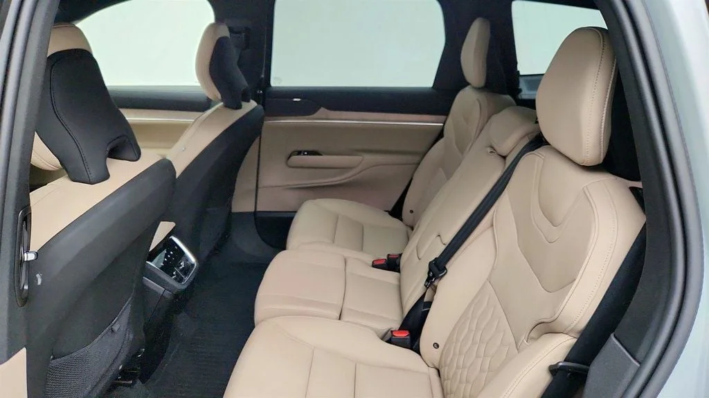 Used 2025 Vapour Grey Metallic Volvo Twin Motor Ultra 7-Seater image 19