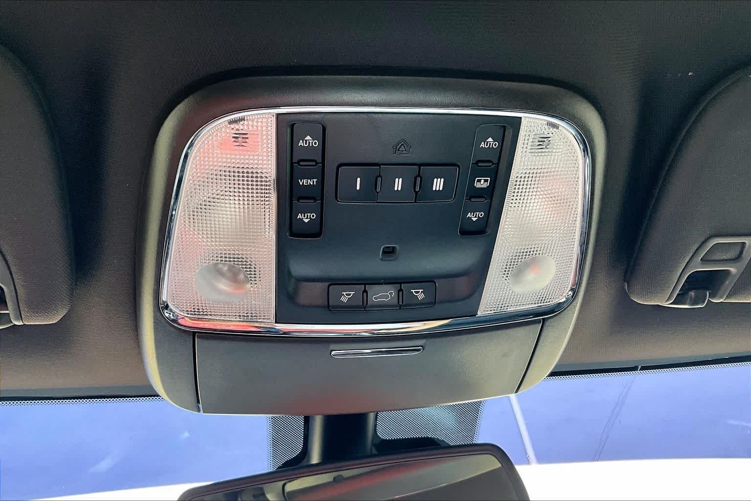 Used 2014 Maximum Steel Metallic Clearcoat Jeep Overland image 32
