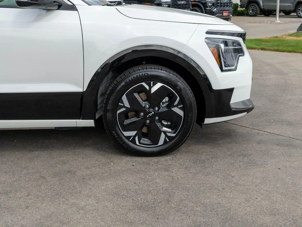 Certified Used 2024 White Kia Wind image 35