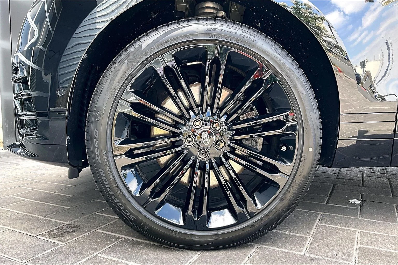 New 2026 Santorini Black Land Rover Dynamic SE image 11