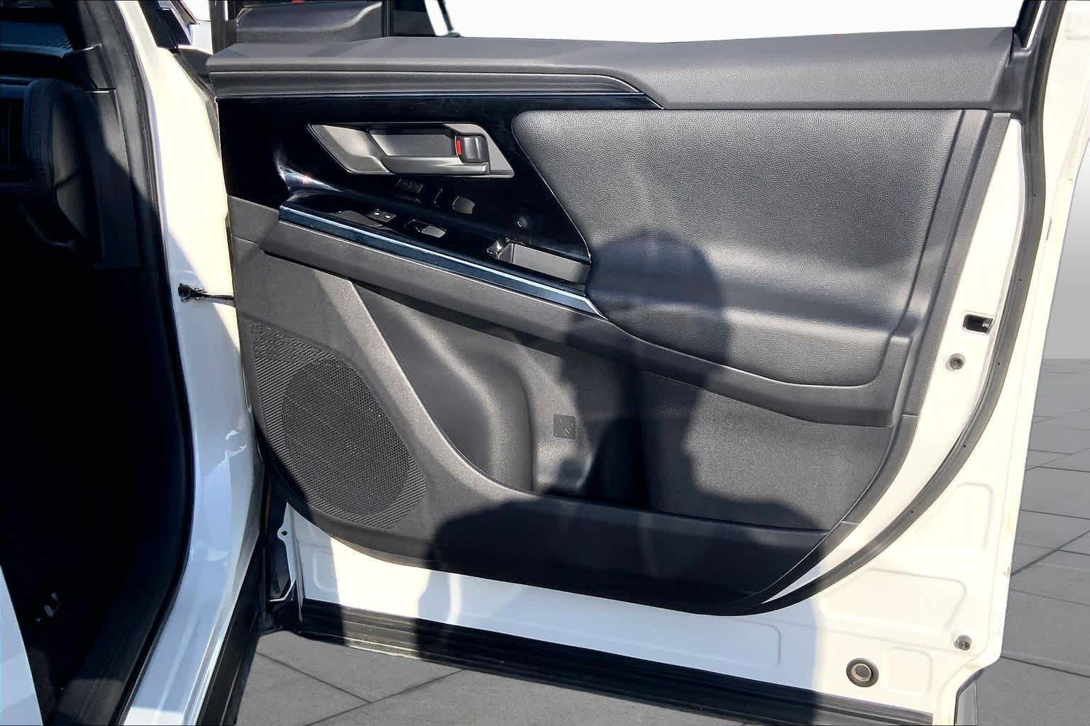 Used 2023 Wind Chill Pearl w/Black Roof Toyota Limited image 22