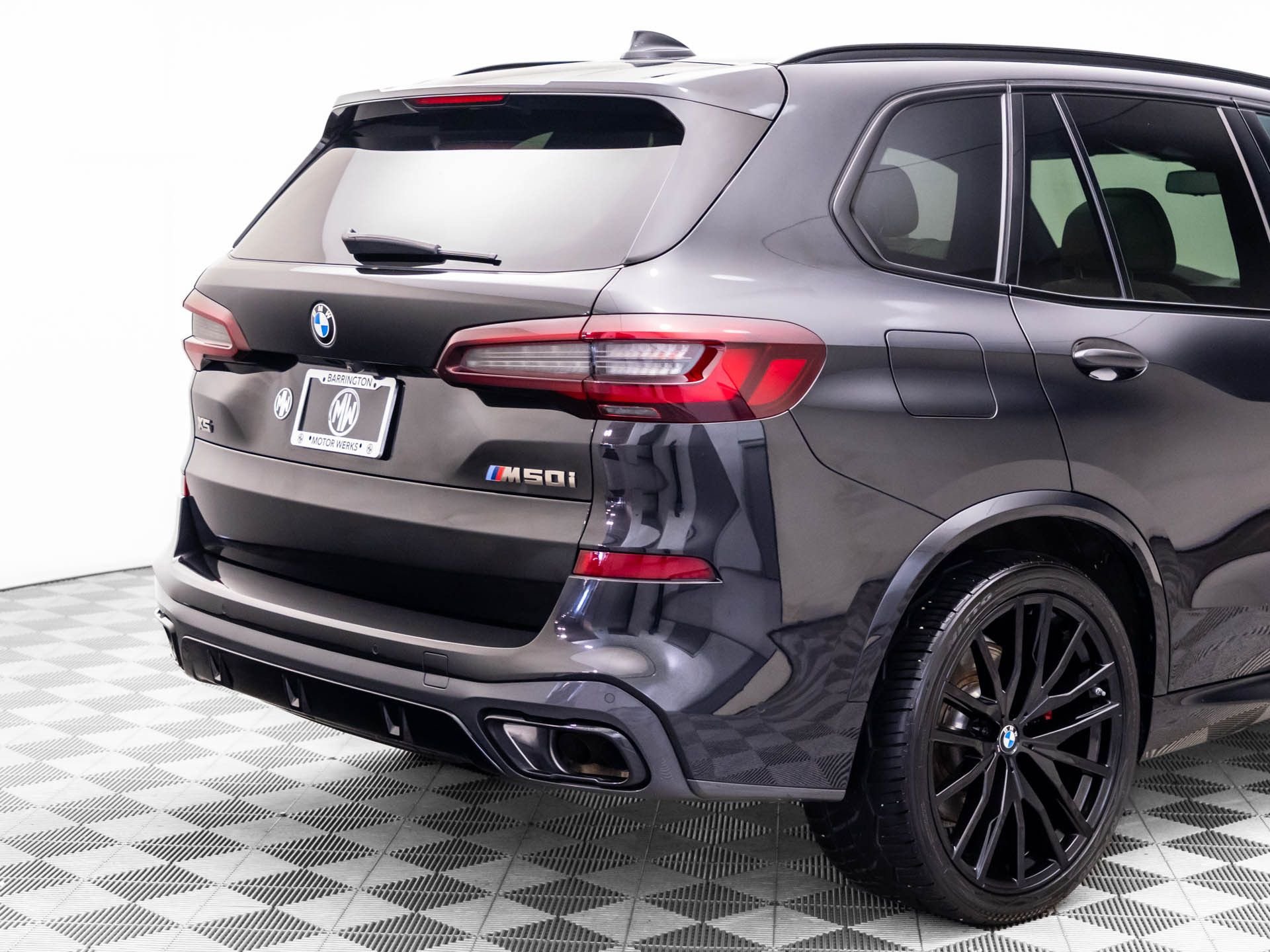 Used 2022 Black Sapphire Metallic BMW M50i image 38