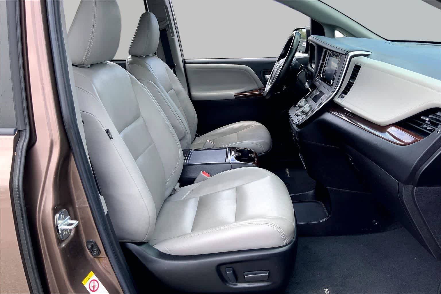 Used 2018 Toasted Walnut Pearl Toyota Limited image 9