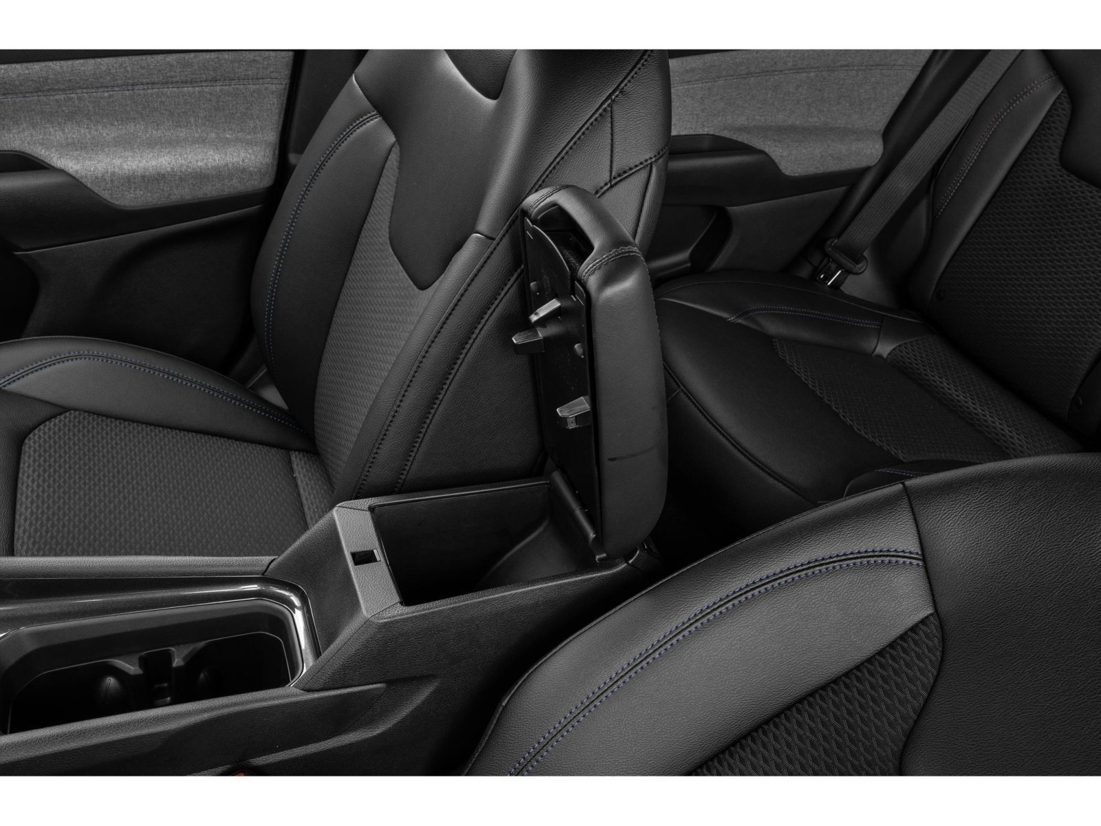 New 2026 Diamond Black Crystal Pearl-Coat Exterior Paint Jeep Latitude Altitude image 8