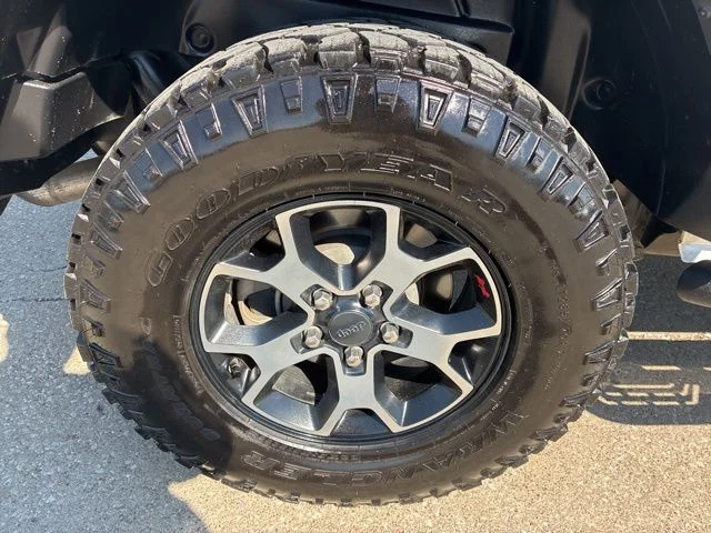 Used 2018 Bright White Clearcoat Jeep Unlimited Rubicon image 14