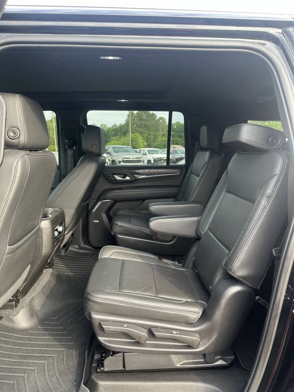 Used 2022 Black GMC Denali 4x4 4dr SUV image 6